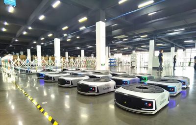 南京市委书记张敬华一行莅临极智嘉南京智慧工厂参观调研
